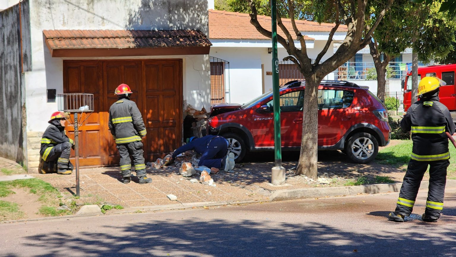 General Pico: Un accidente terminó con una ciclista herida y un auto chocado contra una vivienda