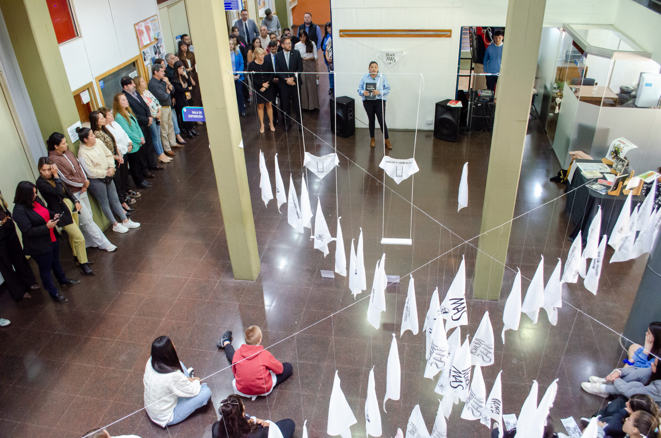 Legislatura: abrieron la muestra “Pañuelos de la Memoria”