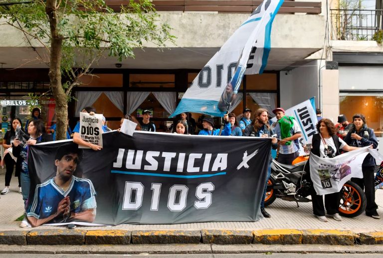 Inició el juicio por la muerte de Maradona con la foto de Diego, el cruce de Ojeda con Cosachov y la agresión de Luque a un periodista
