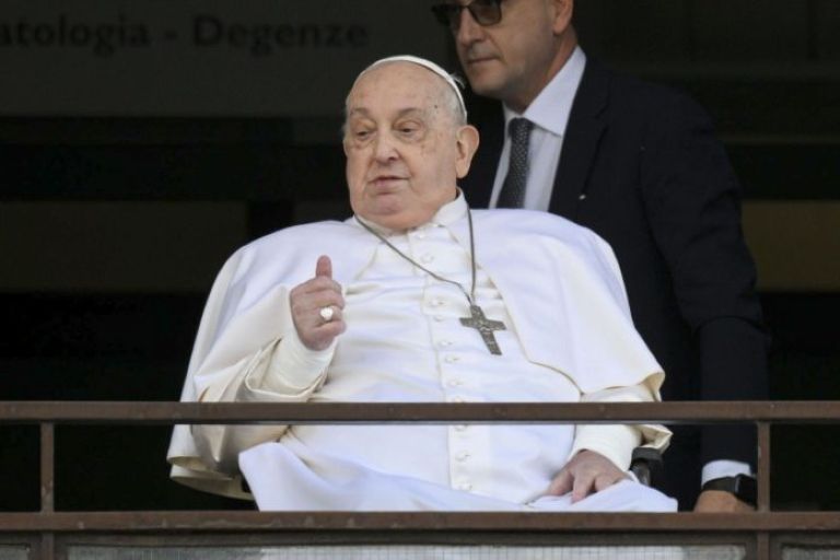 “Tuvimos que elegir entre parar y dejarlo ir o forzarlo y probar”, la desgarradora confesión del médico del papa Francisco