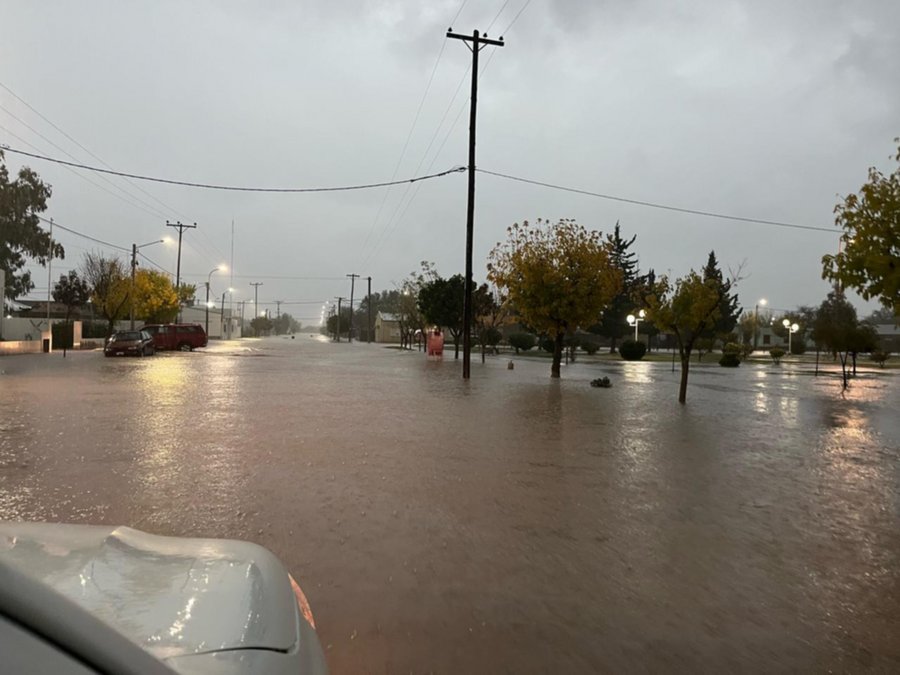 Tormenta inusual azotó el oeste pampeano: granizo, vientos y lluvias intensas provocaron anegamientos
