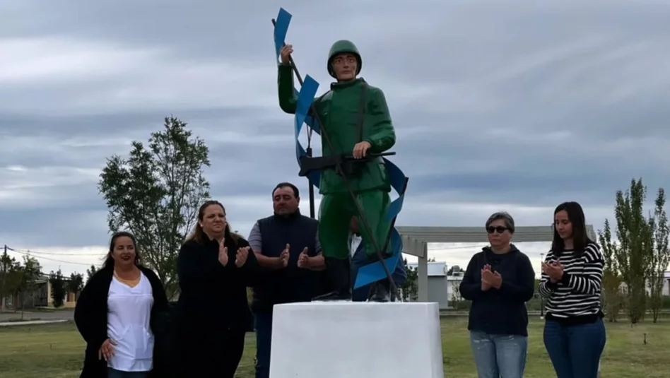 Gobernador Duval rinde homenaje con un nuevo monumento en la Plaza “Héroes de Malvinas”