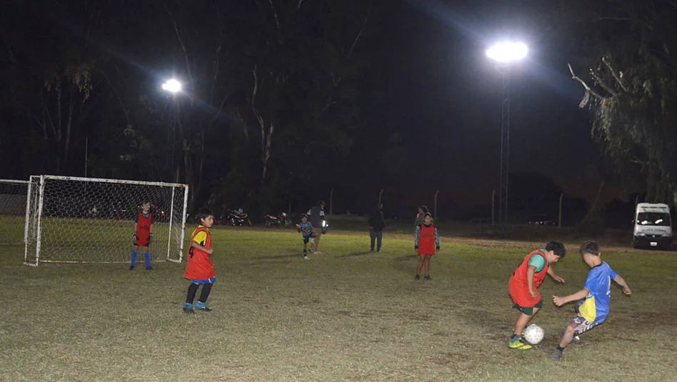 San Martín volvió a brillar: estrenó iluminación en su campo de juego y homenajeó a su historia