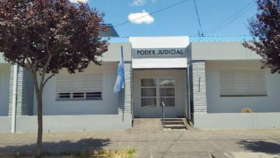Victorica: el joven fue acusado de asesinar a su padre y recibió autorización para asistir brevemente al velorio
