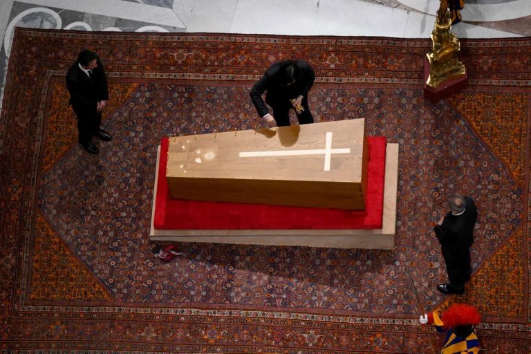 Vaticano: cerraron el féretro del papa con una cruz, el escudo del Vaticano y una placa con el nombre de Francisco