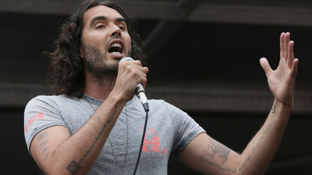 El actor Russell Brand fue acusado de haber abusado de varias mujeres y podría quedar preso