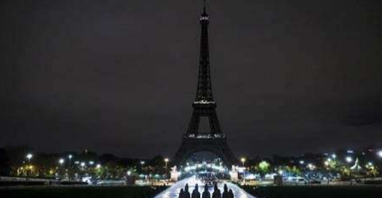 La Torre Eiffel apagó sus luces en homenaje al papa Francisco