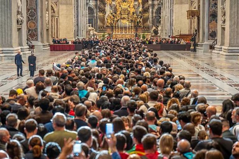 Vaticano: la Basílica de San Pedro estará abierta hasta las 19, pero antes habrá restricciones