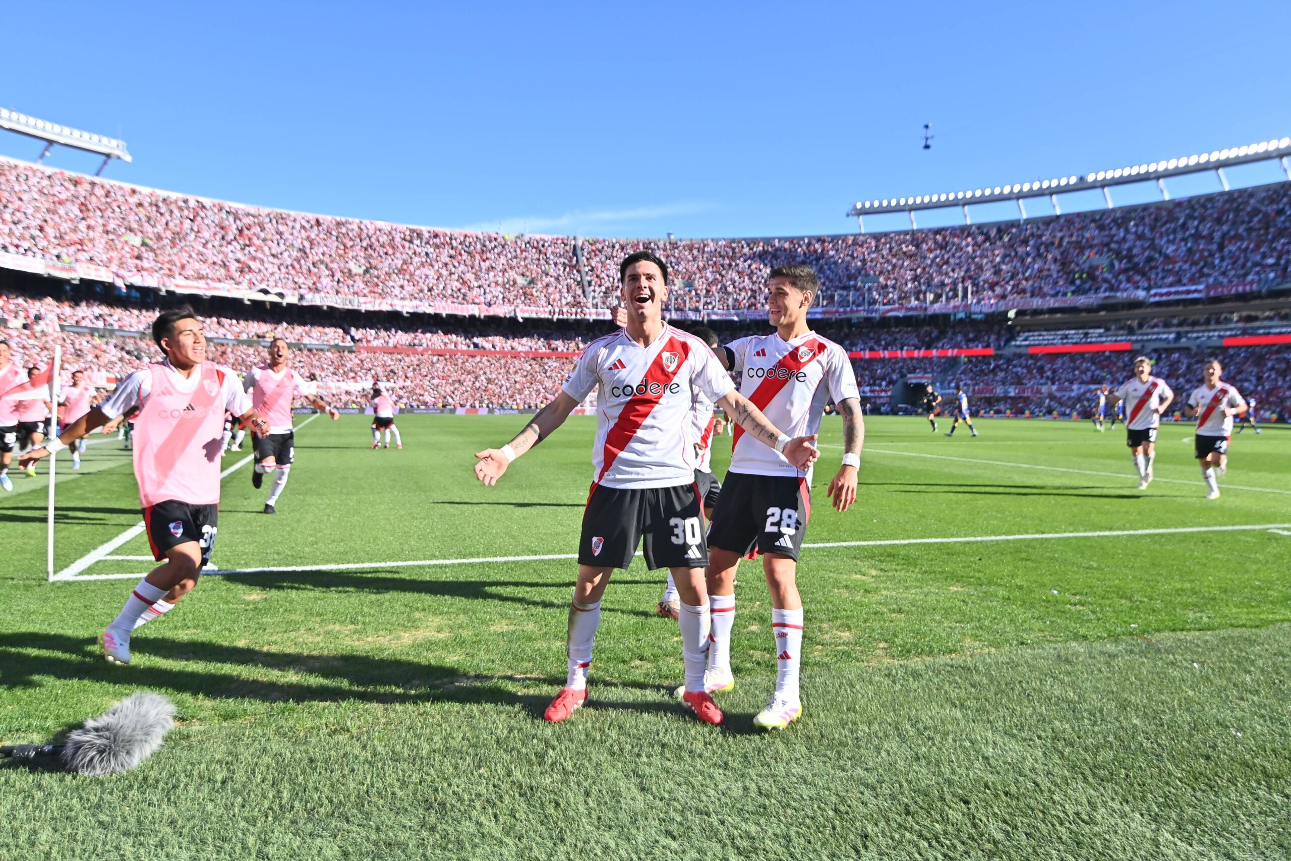 Fútbol: River venció 2 a 1 a Boca en un Superclásico caliente