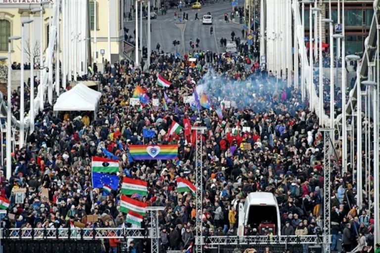 Hungría: reforma constitucional, ofensiva anti LGTBIQ+ y “gran limpieza de Pascua”