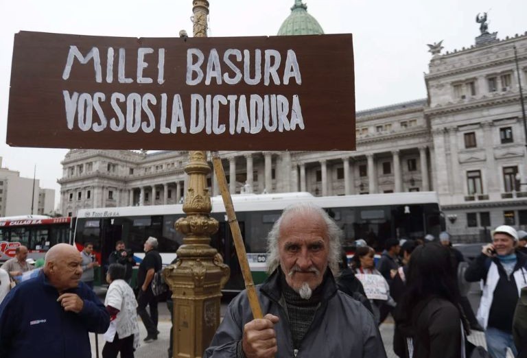 CABA: jubilados marcharon al Congreso y luego a Plaza de Mayo y hubo empujones, gritos y una persona detenida