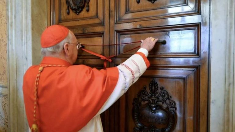 Vaticano: sellaron los habitación del papa Francisco tras el rito de constatación de su muerte
