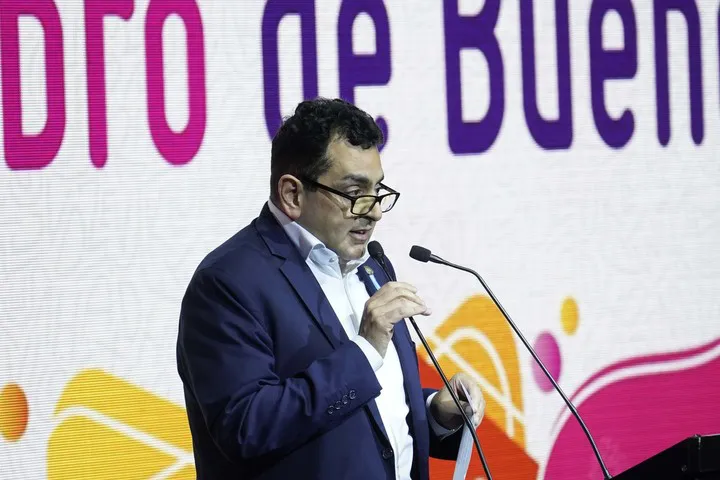 Tensión en la Feria del Libro: abuchearon al secretario de Cultura