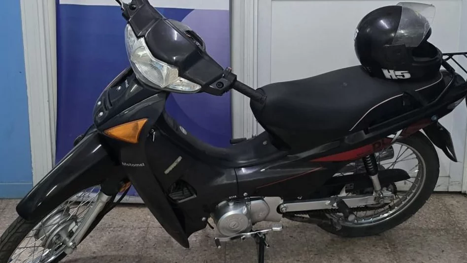 Detienen a dos hombres por el robo de una moto en Santa Rosa