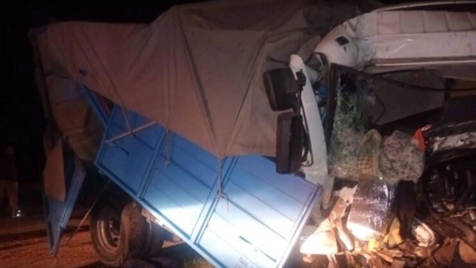 Choque entre camiones en Ruta 33: un transporte de Quemú perdió su carga
