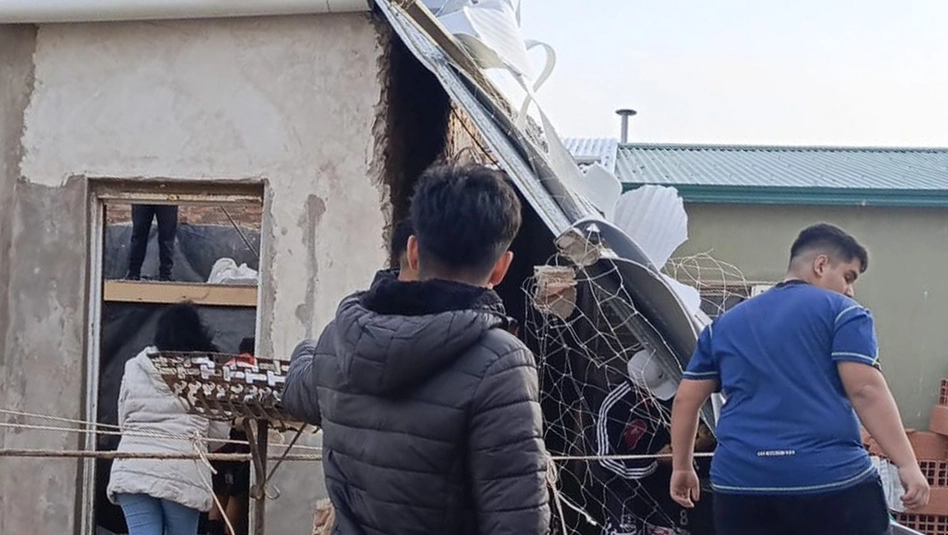 Fuerte viento voló el techo de una vivienda en Santa Rosa