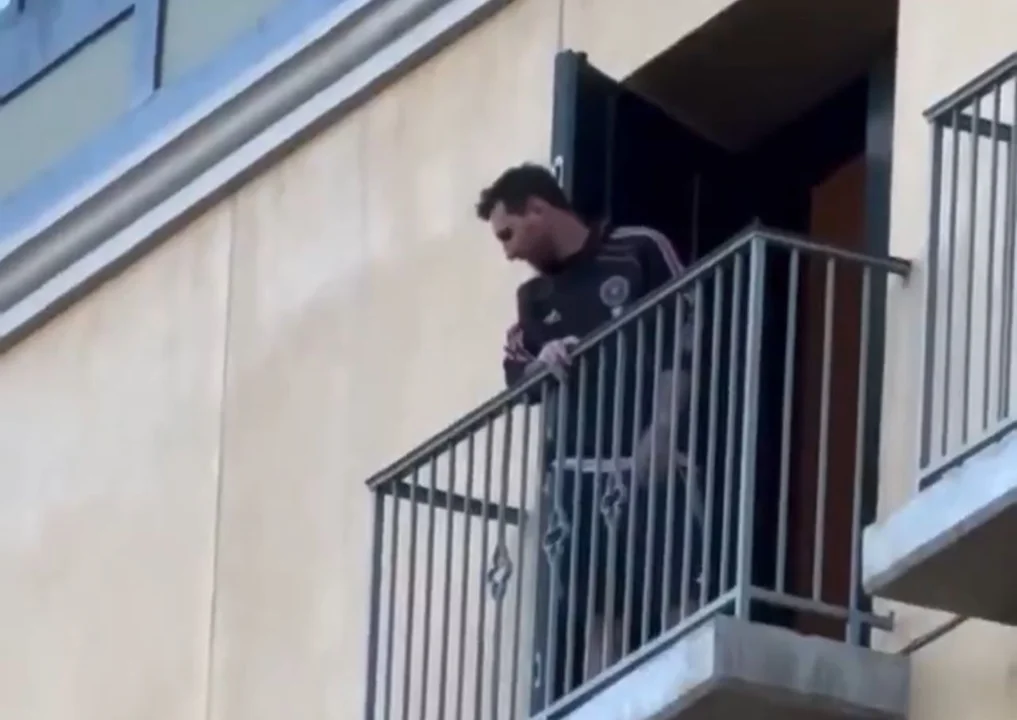 Fútbol: Messi salió al balcón a saludar a los hinchas y generó locura en San José