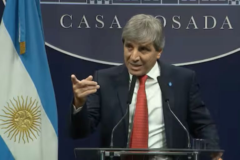 ¿Cuántos dólares tiene fuera del país el ministro Luis Caputo?