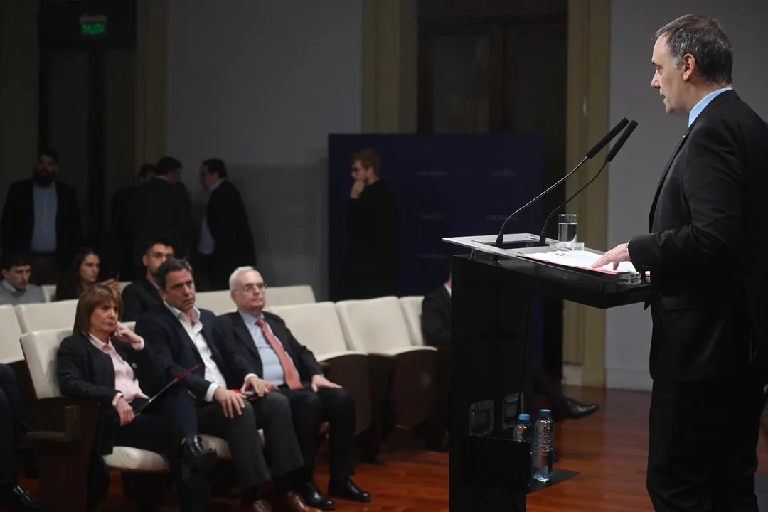El Gobierno anunció una reforma migratoria con endurecimiento para obtener las residencias y expulsiones