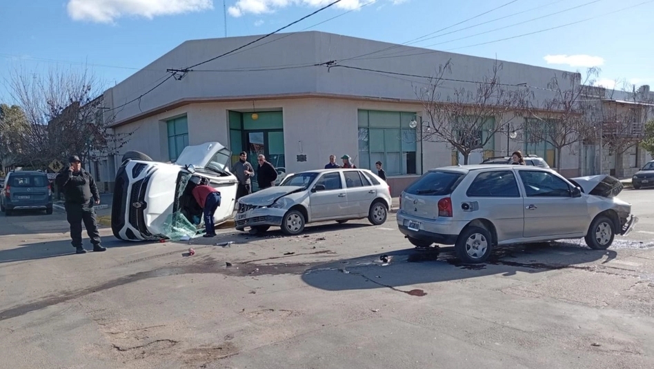 Choque y vuelco frente a una escuela en Quemú: una mujer fue hospitalizada