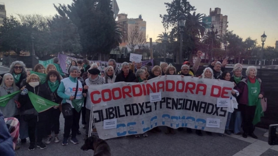 Pañuelazo, docentes y marcha de jubilados: una tarde de protestas en el centro de Santa Rosa