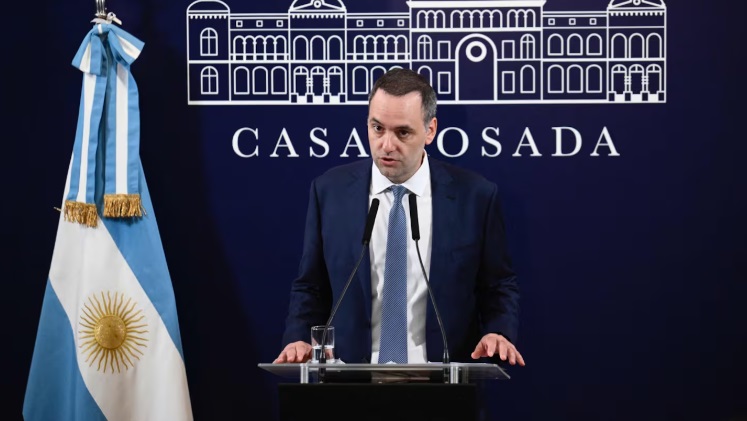 El Gobierno anunció su reforma migratoria, que incluirá más requisitos para la residencia a extranjeros y deportación exprés