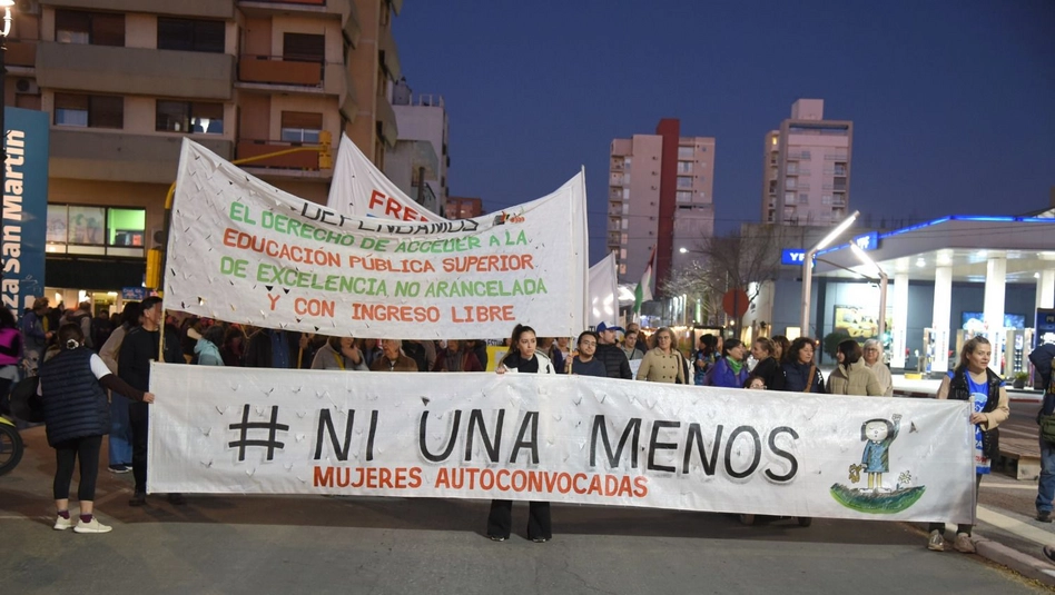 En Santa Rosa, feminismos y jubilados marcharon contra el ajuste