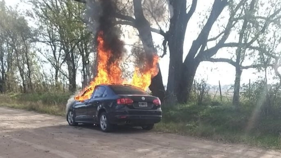 Santa Rosa: se le incendió el auto minutos después de estacionar