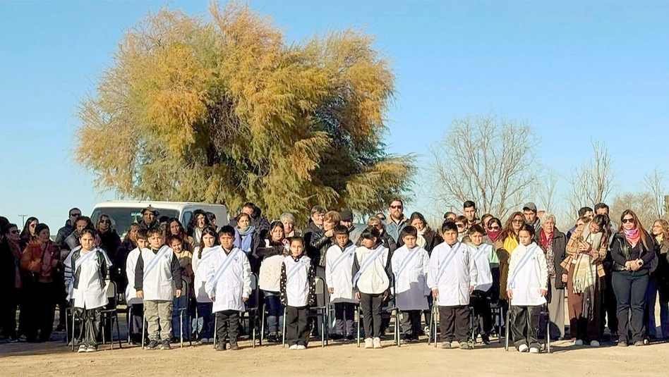 Niños pampeanos prometieron lealtad a la bandera junto al río Atuel