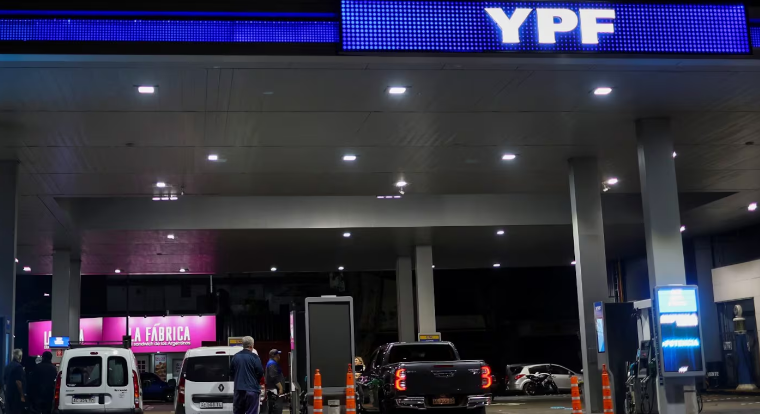 Desde hoy, YPF bajará 5% la nafta durante la madrugada: donde se podrá cargar más barato