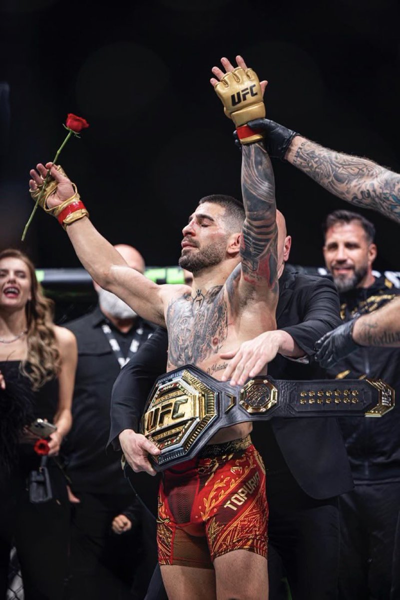 UFC: Ilia Topuria noqueó a Charles Oliveira y obtuvo un nuevo título mundial