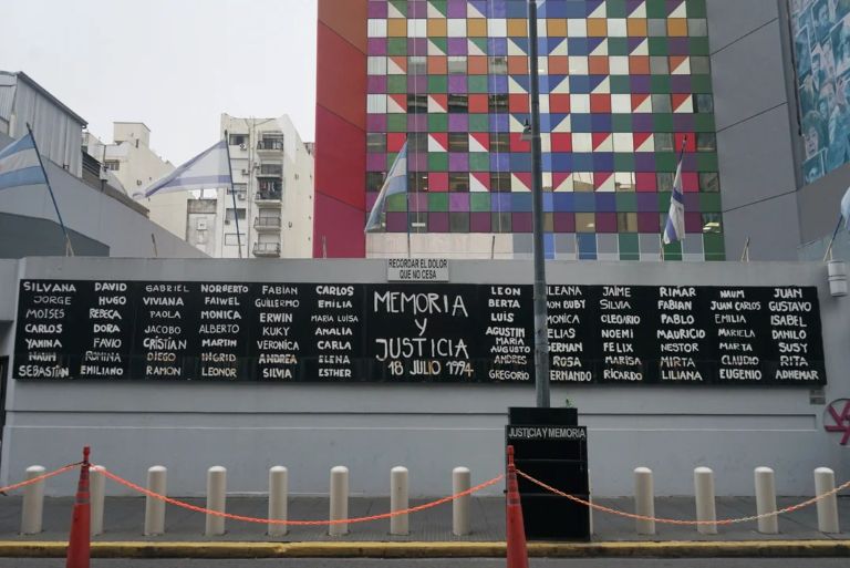 Juicio en ausencia para los acusados iraníes y libaneses por el atentado a la AMIA