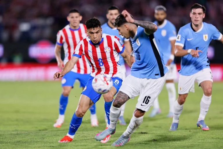 Fútbol: Paraguay venció a Uruguay y quedó a un paso de la clasificación al Mundial 2026