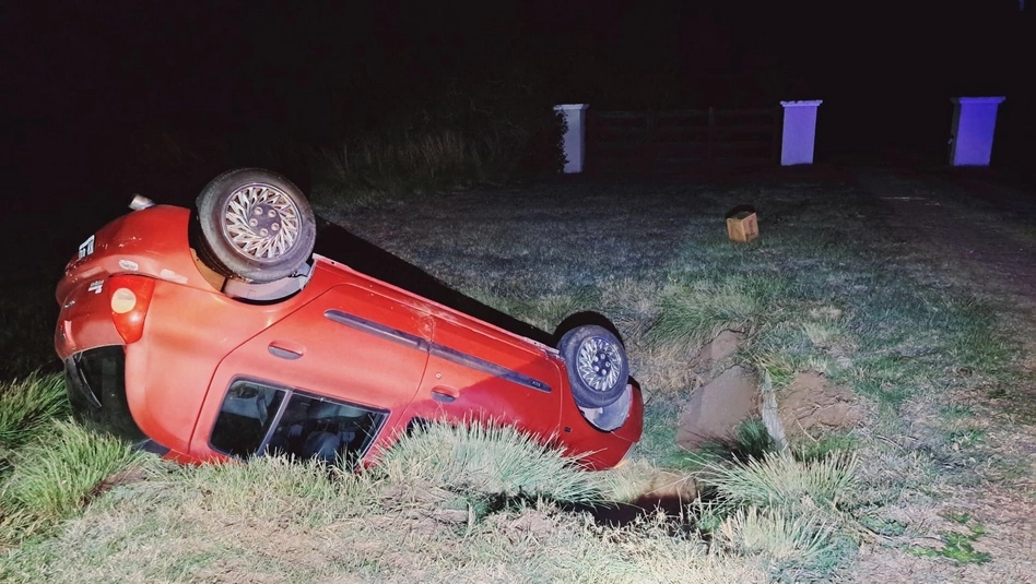 Ruta 1: un auto volcó en un desagüe y el conductor dio positivo en alcoholemia