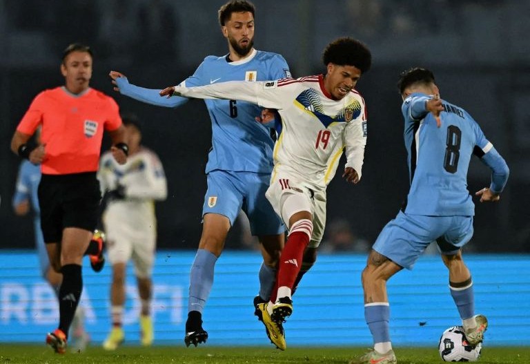 Fútbol: Uruguay venció a Venezuela y se aseguró el repechaje en las Eliminatorias Sudamericanas