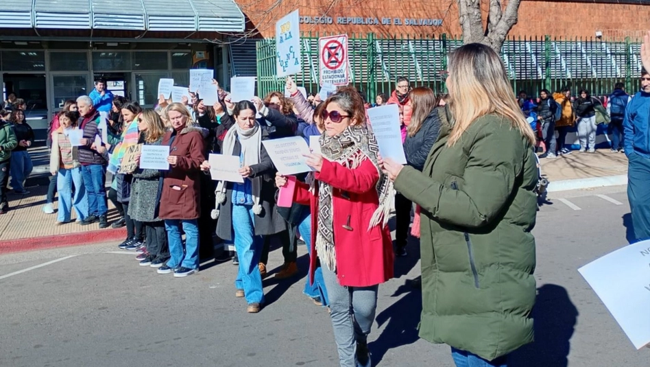 General Pico: docentes y estudiantes del Colegio República de El Salvador se manifestaron contra la violencia