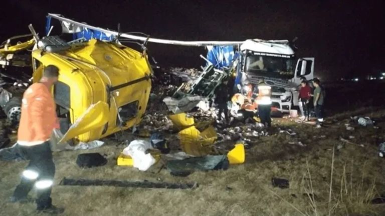 Chocaron dos camiones en la autopista Rosario-Córdoba y murió uno de los conductores