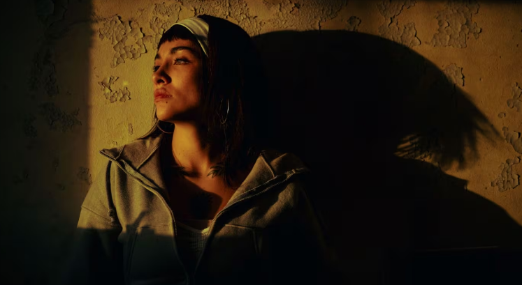 María Becerra estrenó el videoclip de “7 vidas”, el tema que abre la serie “En el barro”