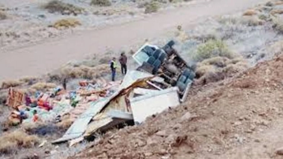 Tragedia en Neuquén: un camionero murió al volcar y caer por un barranco en Piedra del Águila