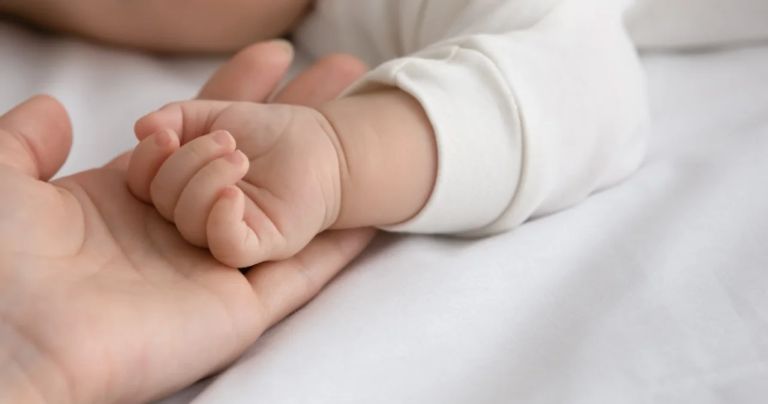 Córdoba: una pareja de mujeres que querían ser madres subrogaron un vientre se arrepintieron y dan al bebé en adopción