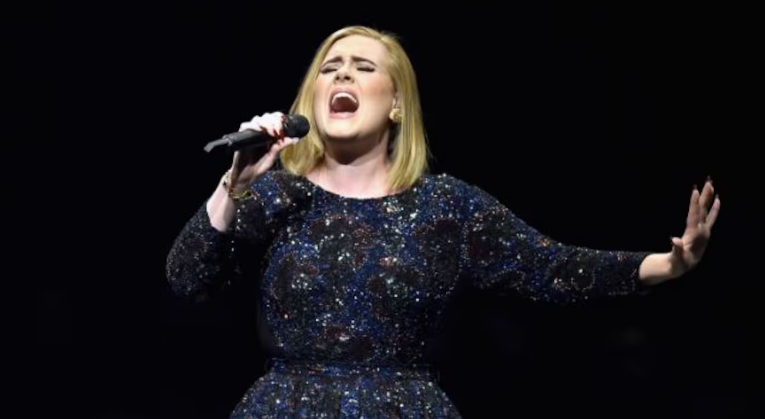 ¿Esta vez aceptará? Adele es una de las candidatas para actuar en el entretiempo del Super Bowl 2026