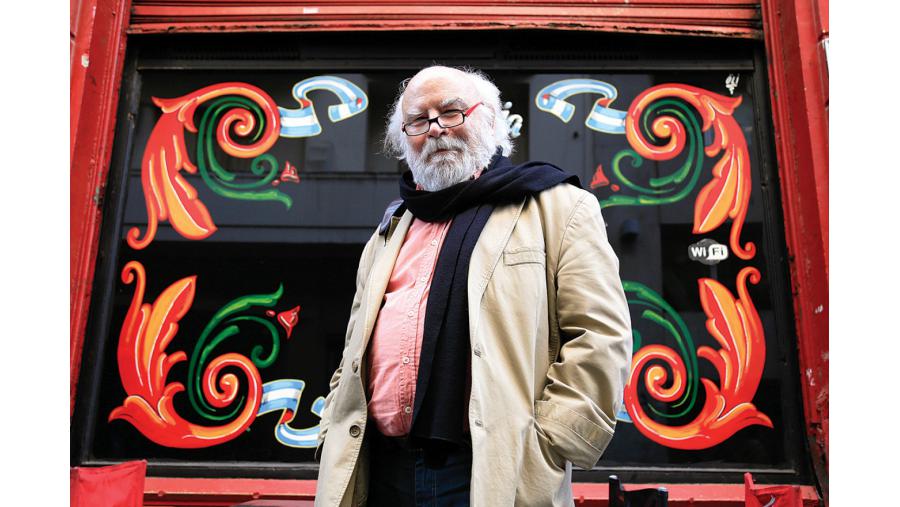 Juan Sasturian presenta su última novela y acompaña a autores pampeanos