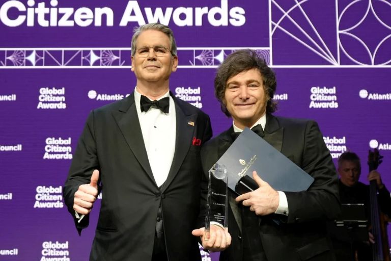 Scott Bessent volvió a auxiliar a Milei con U$S 808 millones para pagarle al FMI