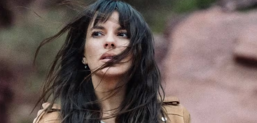 Gimena Accardi grabó un videoclip en short de jean y botas cowboy: “Vení que te llevo”