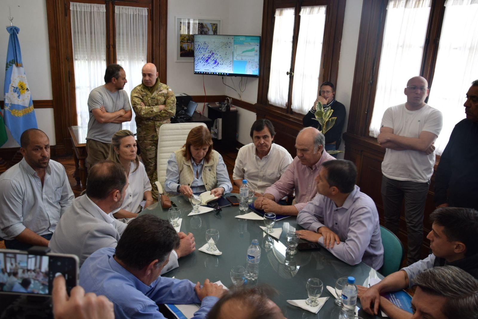 Bullrich recorrió las localidades inundadas y anunció asistencia, maquinarias y créditos