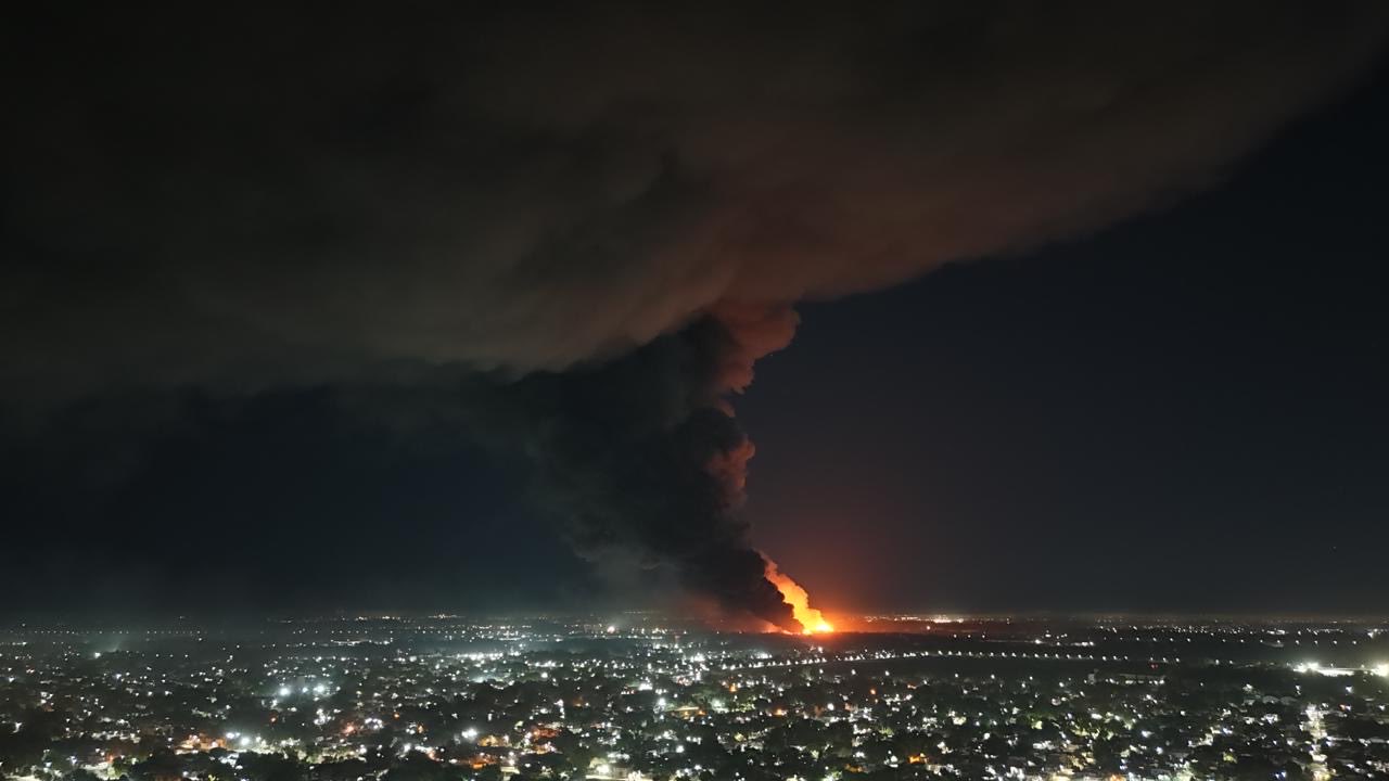 Explosión en Ezeiza: diez industrias afectadas, sin internados y fuego controlado