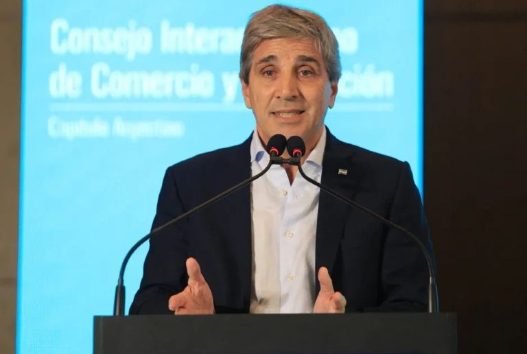 Denunciaron a Luis Caputo por manipulación de datos, tras el escándalo del INDEC