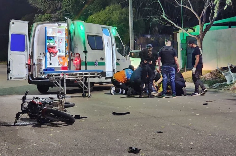 General Pico: un joven motociclista en estado crítico luego de un fuerte choque con un automóvil