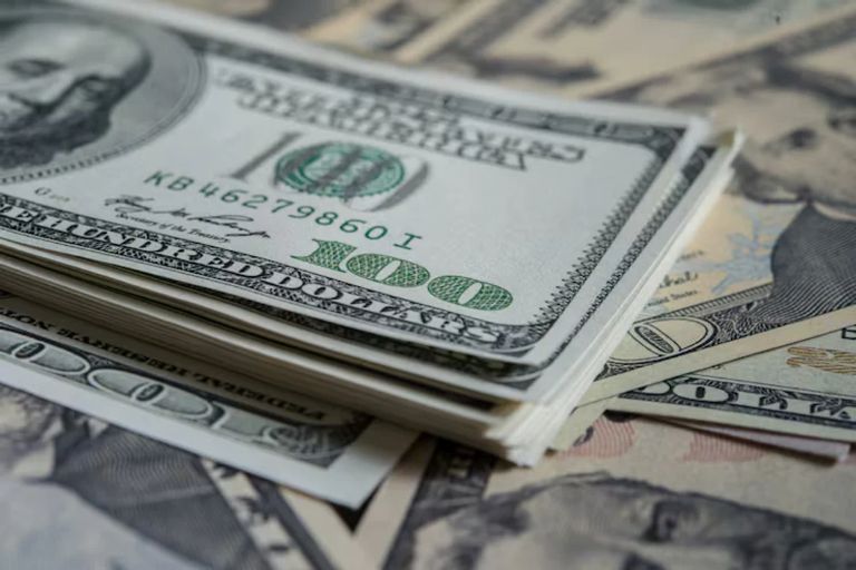 La compra de dólar ahorro creció por tercer mes consecutivo en enero y superó los USD 3.000 millones