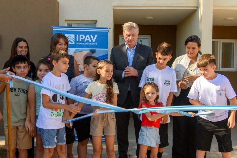 El gobernador Ziliotto entregó viviendas en Winifreda y dijo que “no son un regalo, son una responsabilidad con el resto de la sociedad”